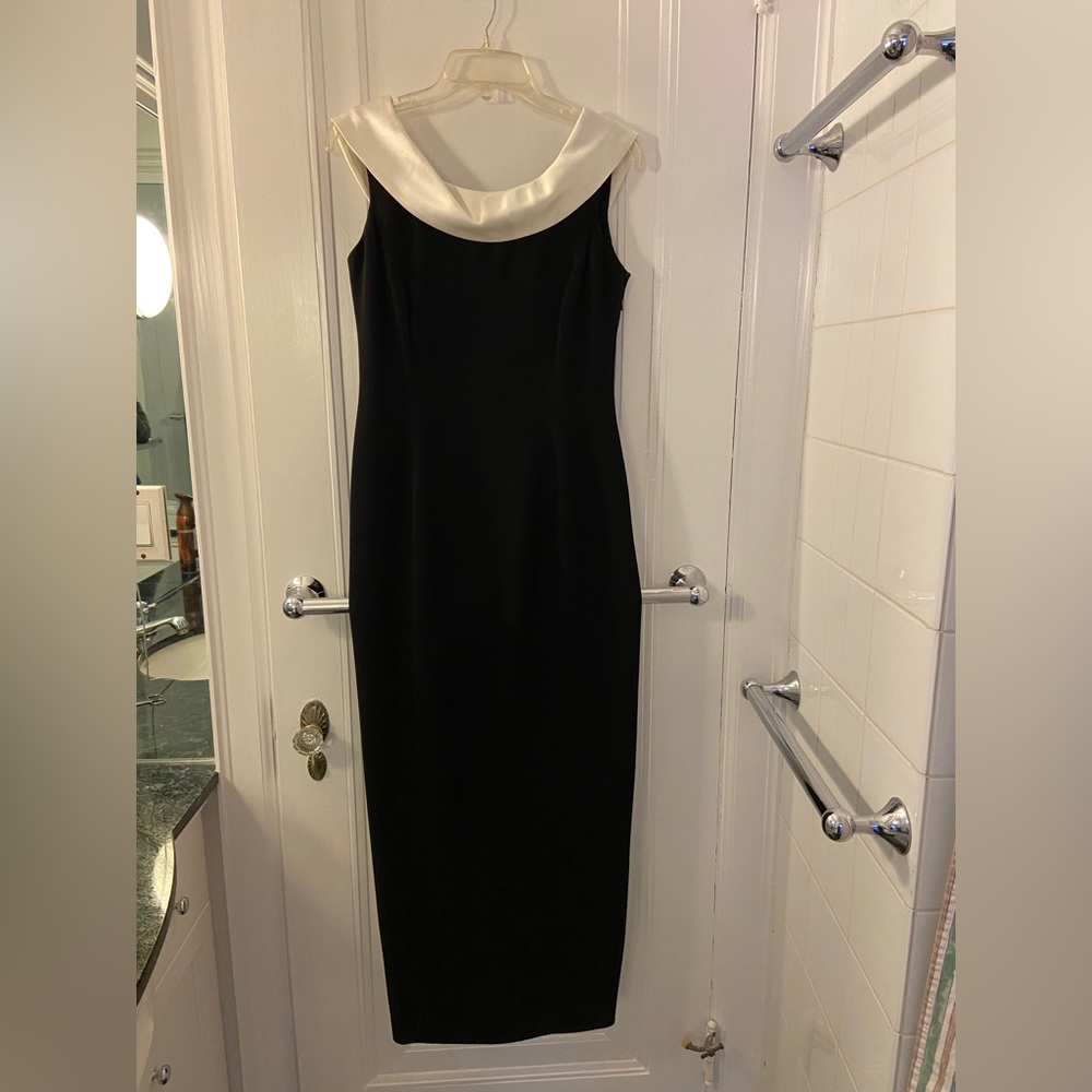 Jones New York Evening sleeveless full-length black gown/cream draping, size 4